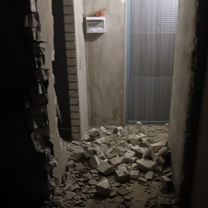 Бой кирпича в мешках