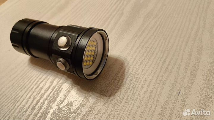 Подводный яркий фонарь