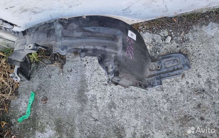 Подкрылок левый передний