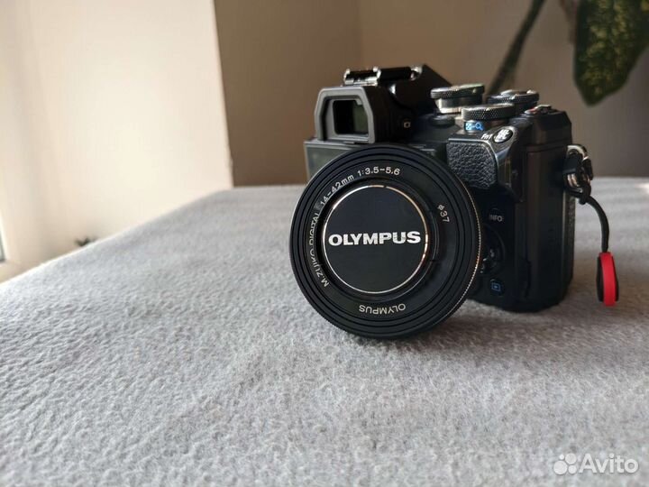 Объектив Olympus M. Zuiko 14-42mm f/3.5-5.6 EZ