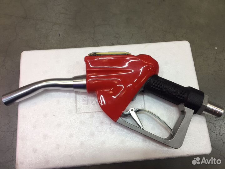 Заправочный пистолет с электронным счетчиком