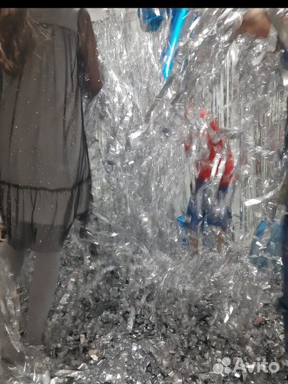 Много серебряной мишуры для праздника