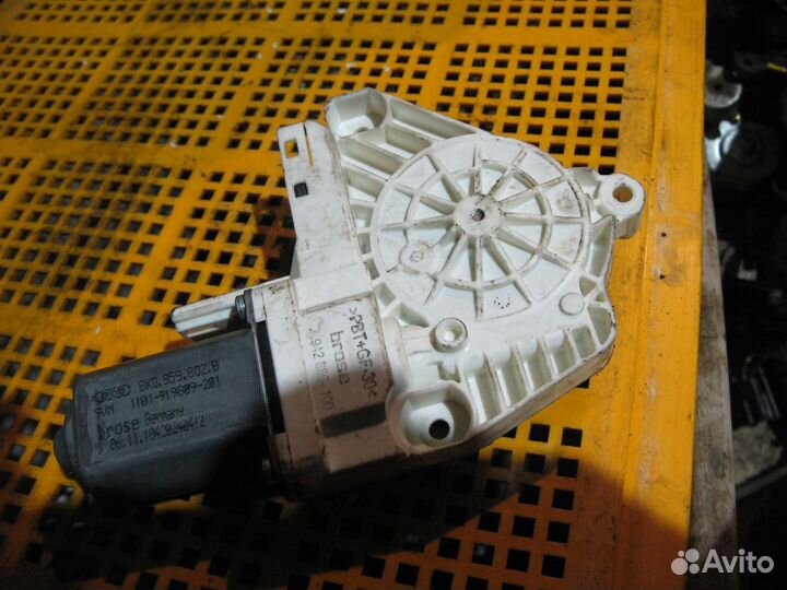 Моторчик стеклоподъемника передний правый Ауди а8д