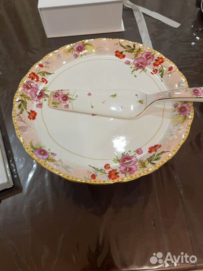 Тортница на ножке