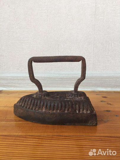 Старый утюг чугунный