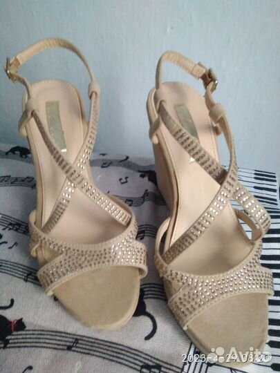 Босоножки бежевого цвета р.36-37