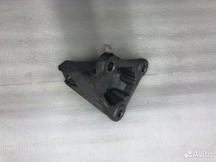 Кронштейн опоры двигателя передний Toyota Camry