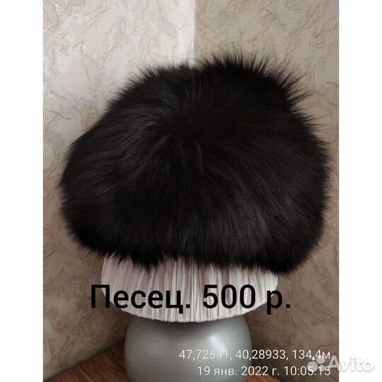 Шапки много