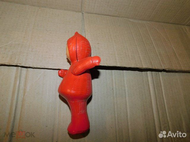 Старинная игрушка целлулоид девочка-кукла в красно