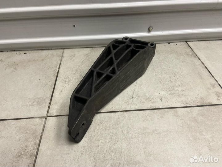 Кронштейн двигателя правый Opel Vectra B