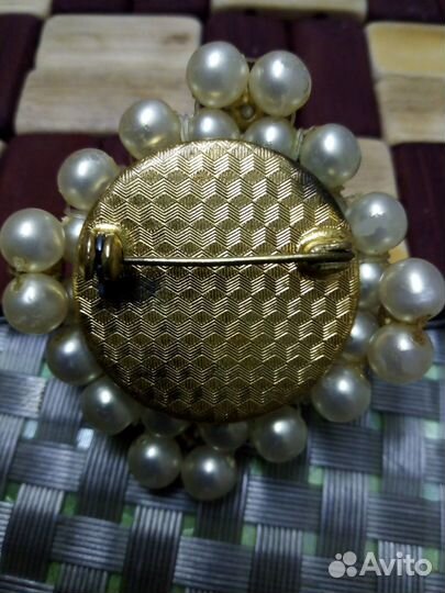 Винтажная брошь под жемчуг