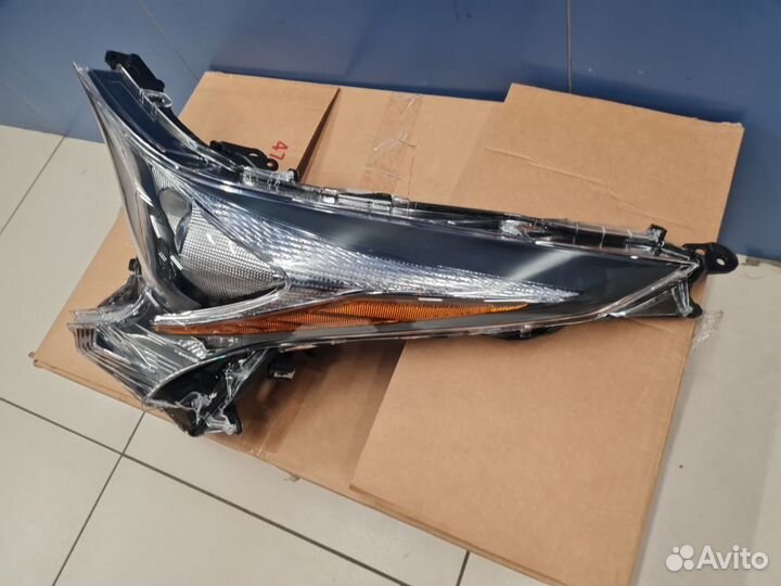 Фара левая Toyota Prius W50 2015