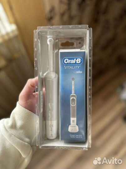 Электрическая зубная щетка OralB