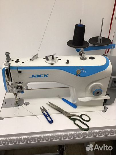 Швея портной в ателье