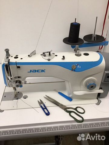 Швея портной в ателье