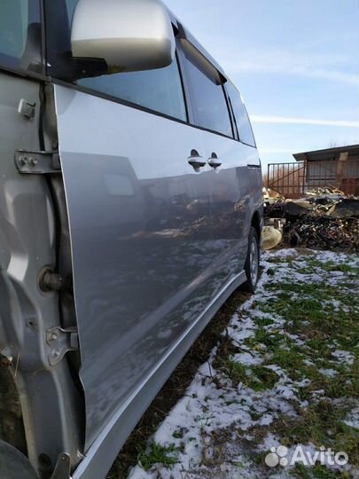 Toyota Noah двери