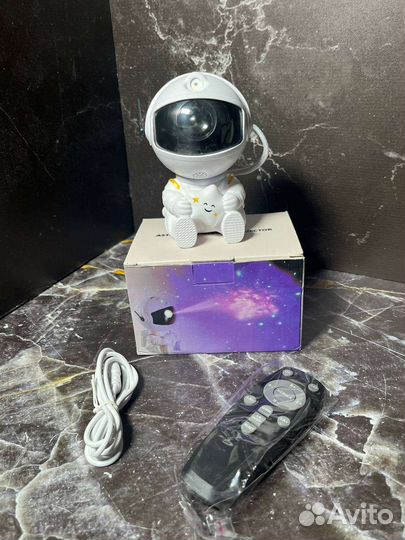 Проектор ночной неба космонавт