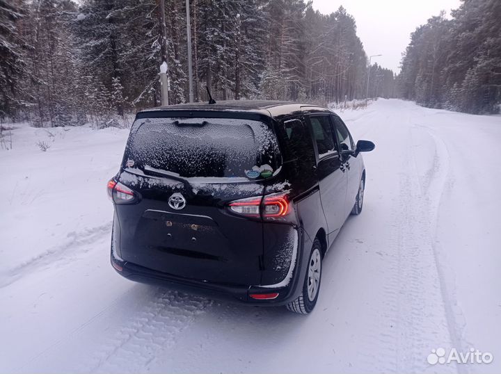 Автомобиль Toyota Sienta