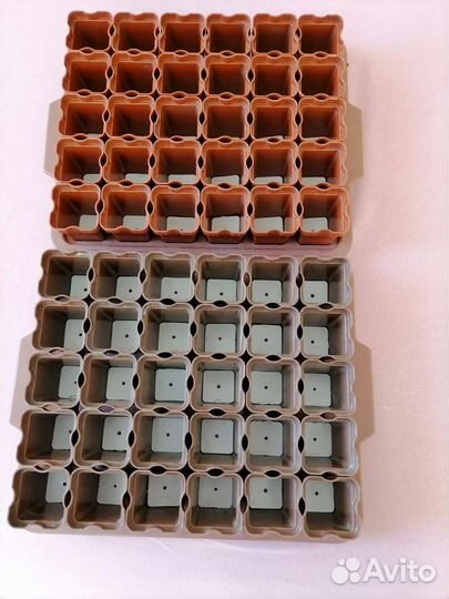 Поддон с контейнерами для растений