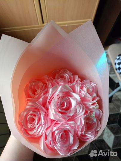 Букет из атласных роз с раффаэлло