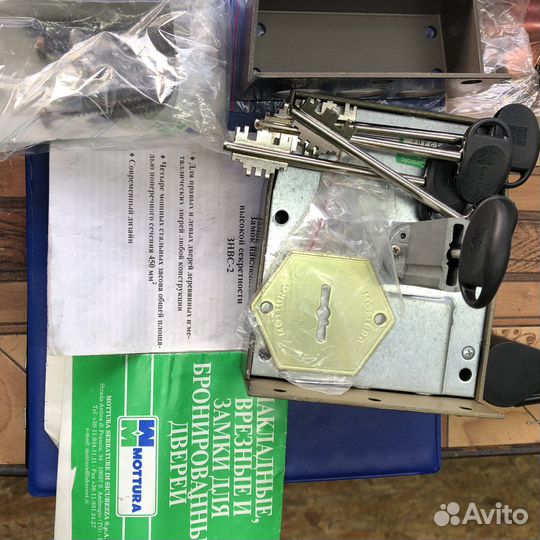 Замок дверной накладной