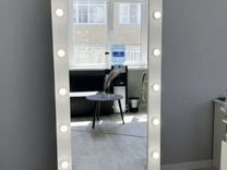 Гримерное зеркало с лампочками на колесиках