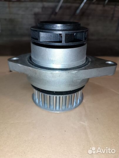 Помпа на volkswagen Golf 4