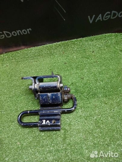 Петля задней левой двери VW passat b5 нижняя