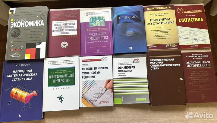 Книги много