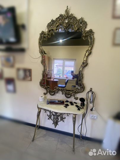 Зеркало и стол для парикмахеров