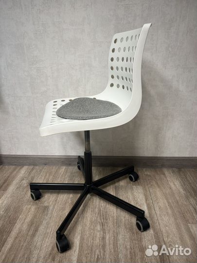 Стул на колесиках