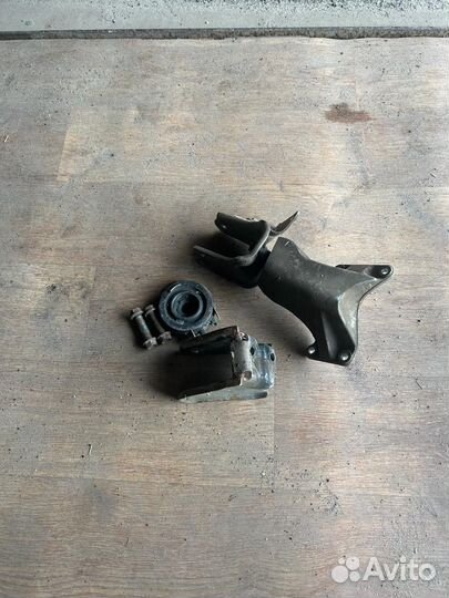 Кранштейн крепления двигателя Suzuki Liana