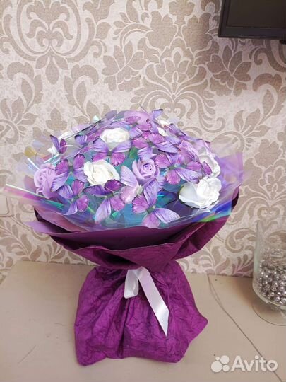 Букет из бабочек и мыльных роз