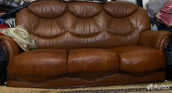 Кожаный диван и 2 кресла