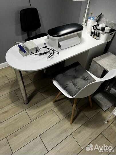 Маникюрный стол с лампой (и лампочкой работающей)