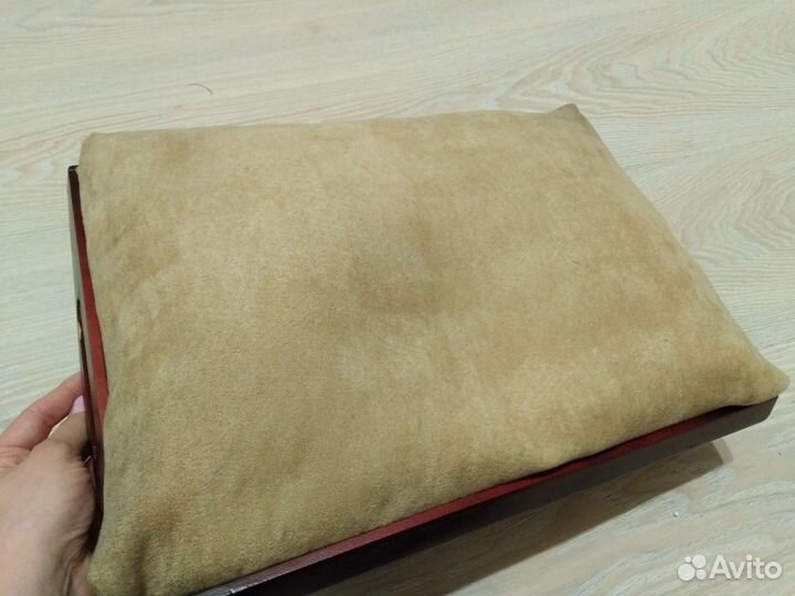 Поднос на подушке