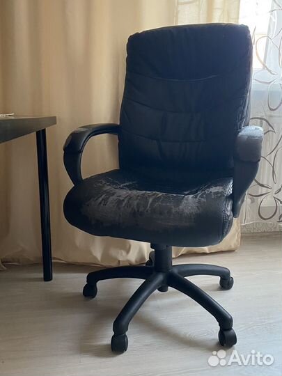 Офисное кожаное кресло