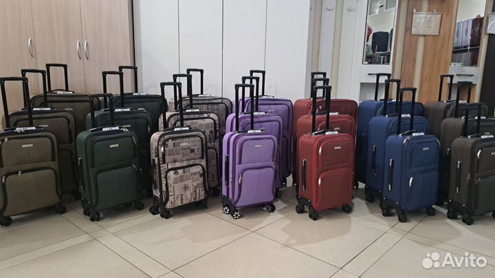 Чемодан на колесах легкий (новый)