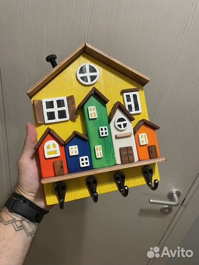 Ключница с деревянными домиками