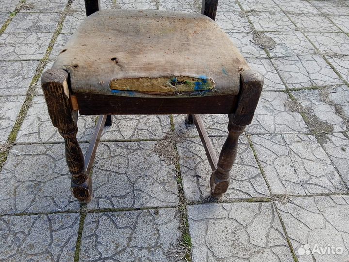 Старый деревянный стул под реставрацию