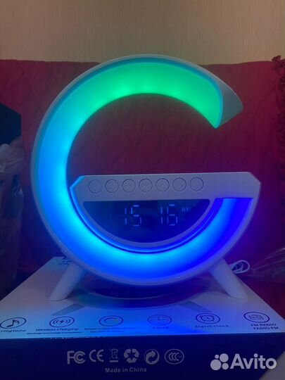 Умная колонка с беспроводной зарядкой