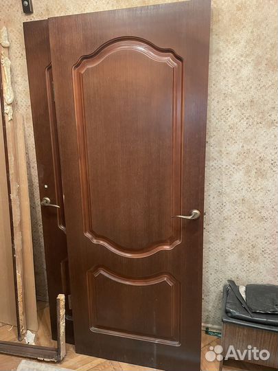 Дверь с коробкой и ручками