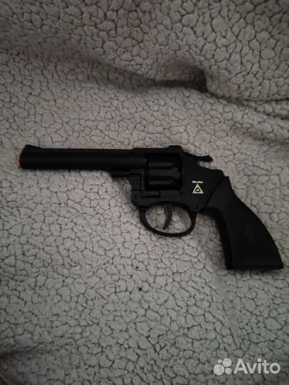 Игрушечный револьвер