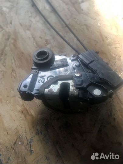 Замок двери передний левый Toyota Vitz KSP90 1ndtv