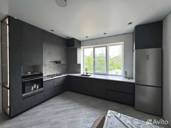 Прямая кухня в бежевом глянце и матовом дереве