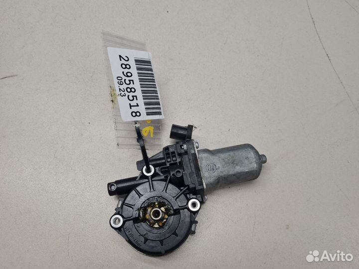 Моторчик стеклоподъёмника задний правый Toyota Hil