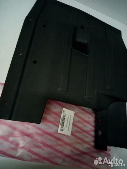 Подкрылок левый Isuzu Elf 1994