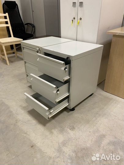 Тумбочка металлическая