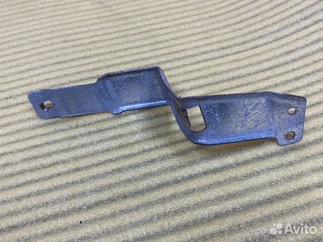 Кронштен Volvo 80 30649071 RH