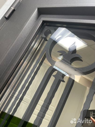 Дверь уличная со стеклом